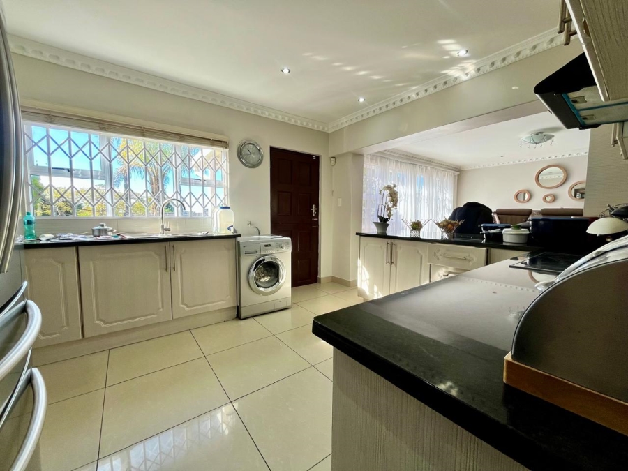 To Let 4 Bedroom Property for Rent in Beacon Bay Eastern Cape